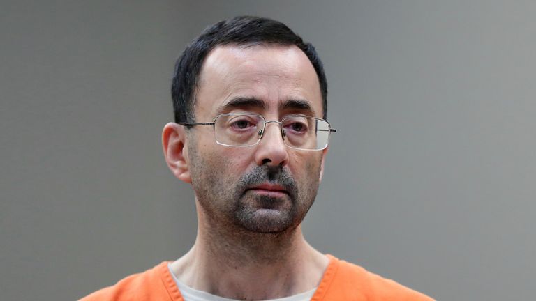 Larry Nassar, un médico deportivo caído en desgracia que agredió sexualmente a gimnastas, incluidas medallistas olímpicas, ha sido apuñalado varias veces en una prisión federal.