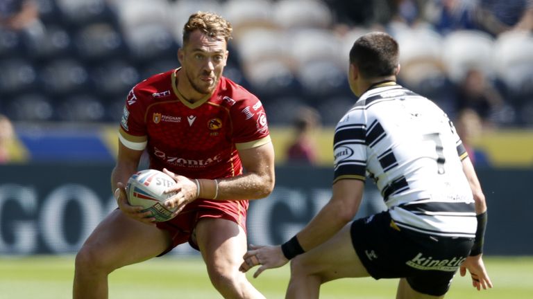 Catalans Dragonsin Paul Seguier (L) kohtaa Hull FC:n Jake Cliffordin (PA Images)