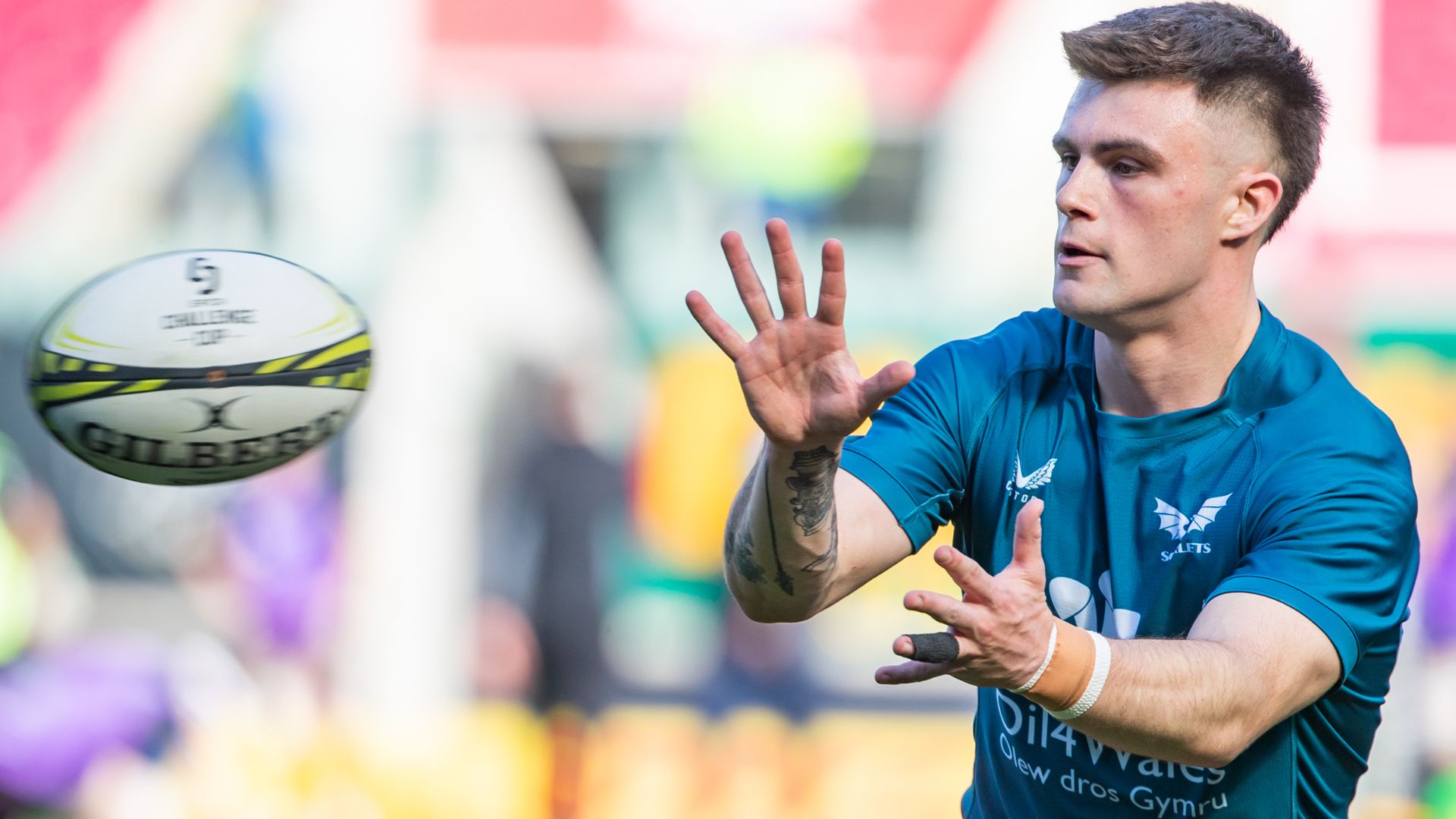 Roberts to make debut at Twickenham in one of 15 changes for Wales