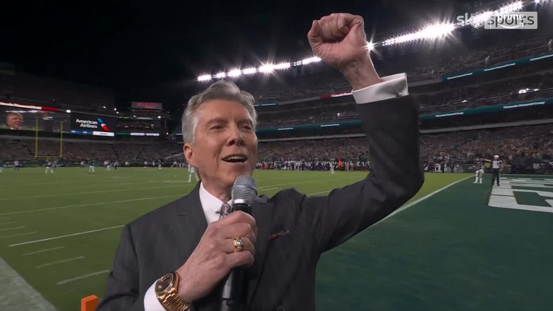 'Let's get ready to rumble!' | Boxing announcer Buffer's spectacular TNF kick-off!