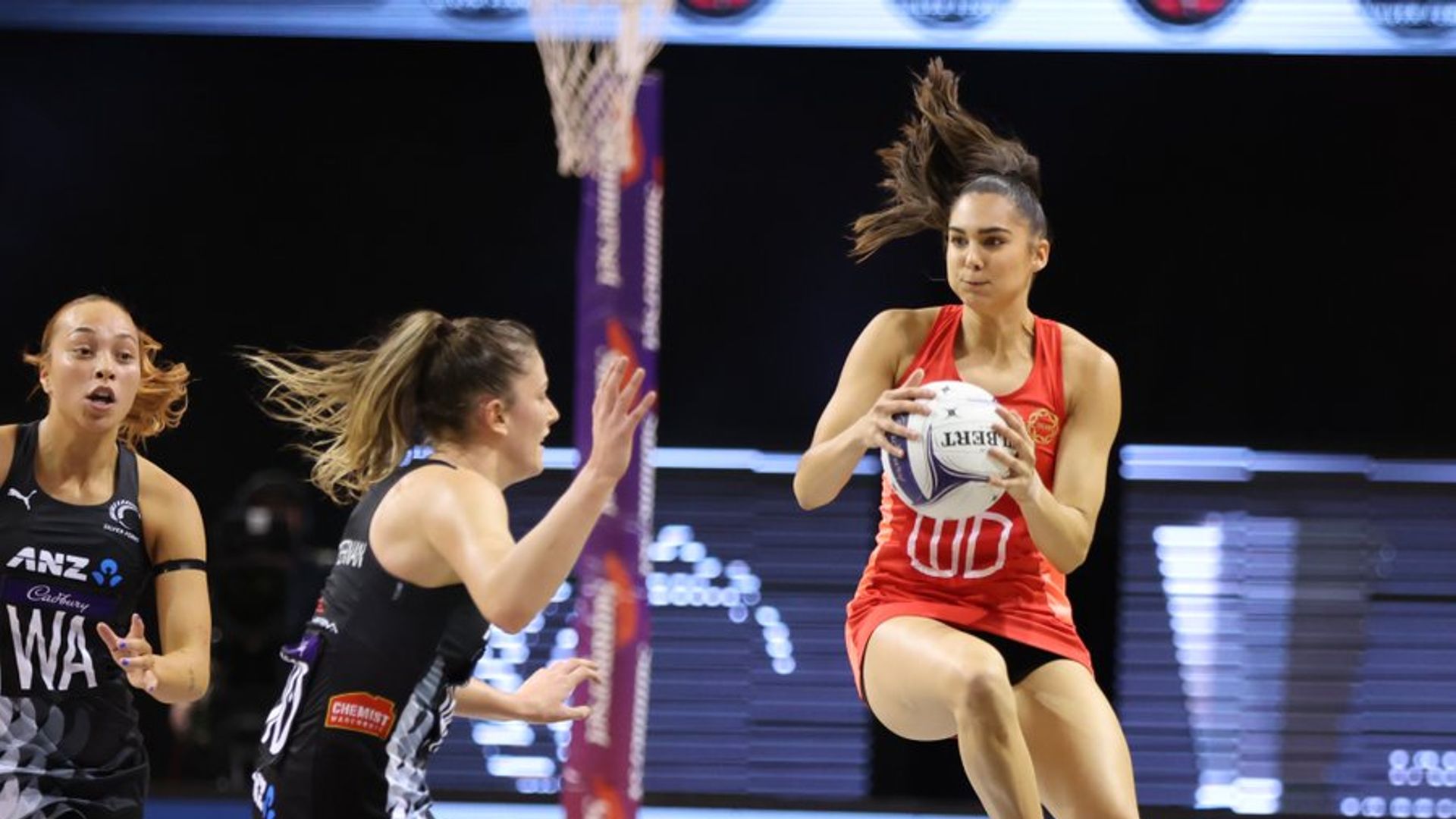 New-look Red Roses edge New Zealand in first Test
