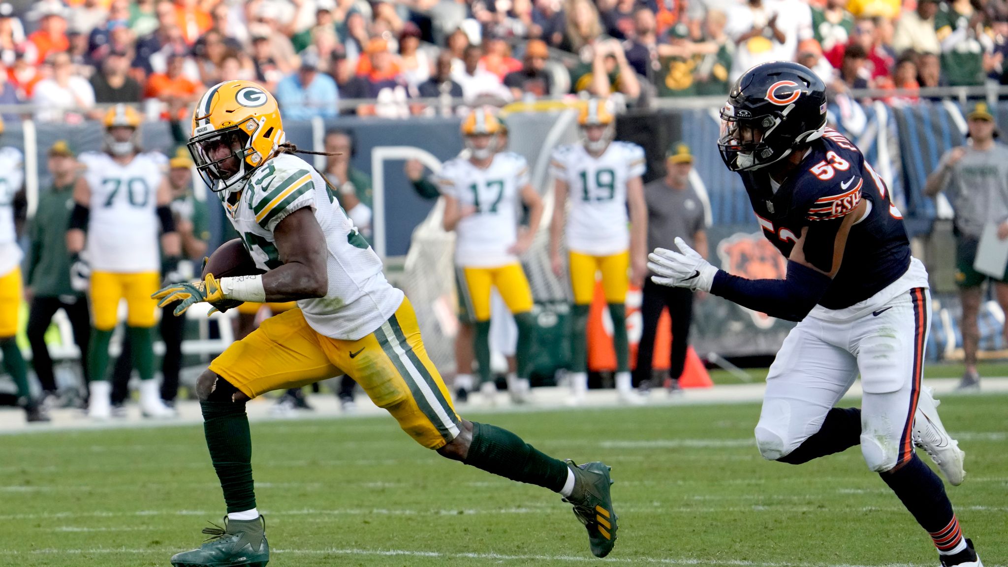 Green Bay Packers running back Aaron Jones gains 51 yards on nifty  play-action bootleg screen pass