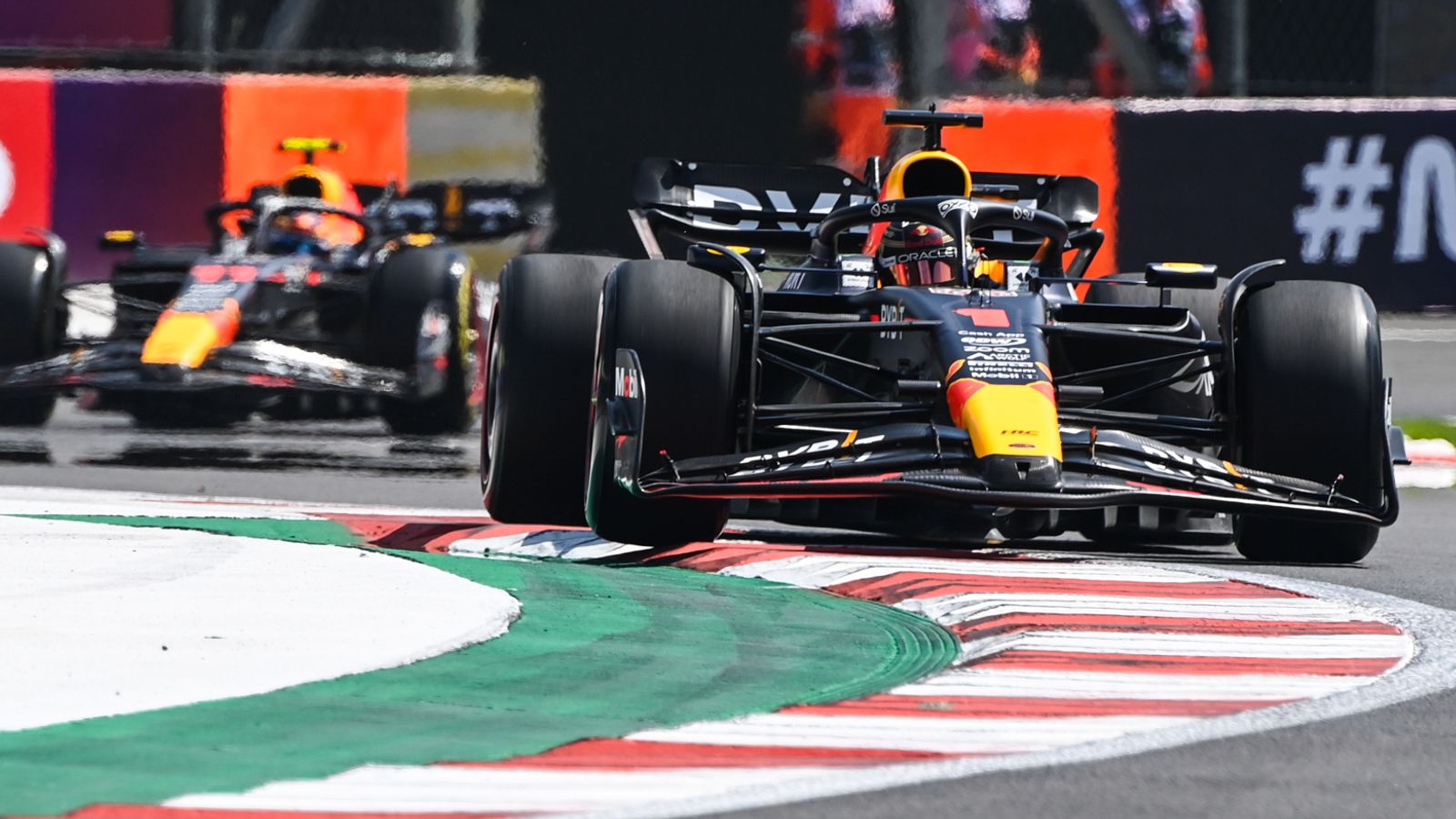 GP de Mexico : Max Verstappen juste devant Alex Albon de Williams lors des premiers essais tandis que les pilotes débutants entrent en piste
