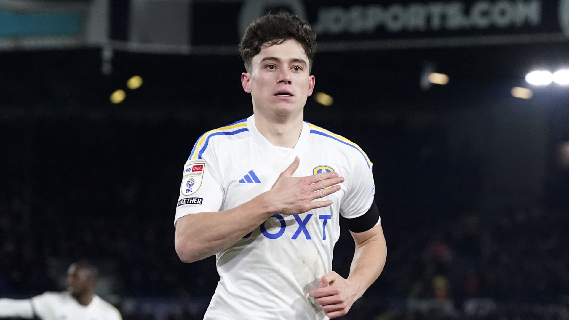 Leeds fight back to beat Swansea and keep pressure on pacesetters