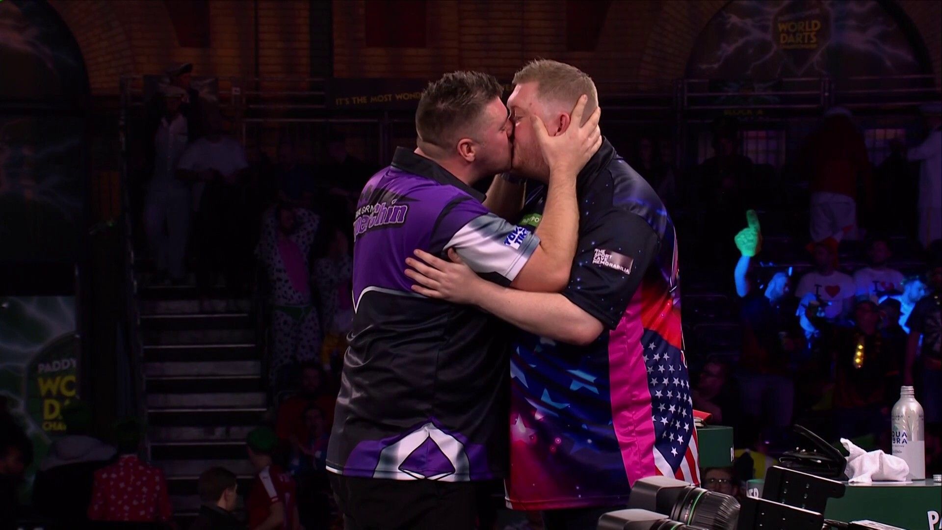 Gurney plants kiss on Evans after thriller at Ally Pally