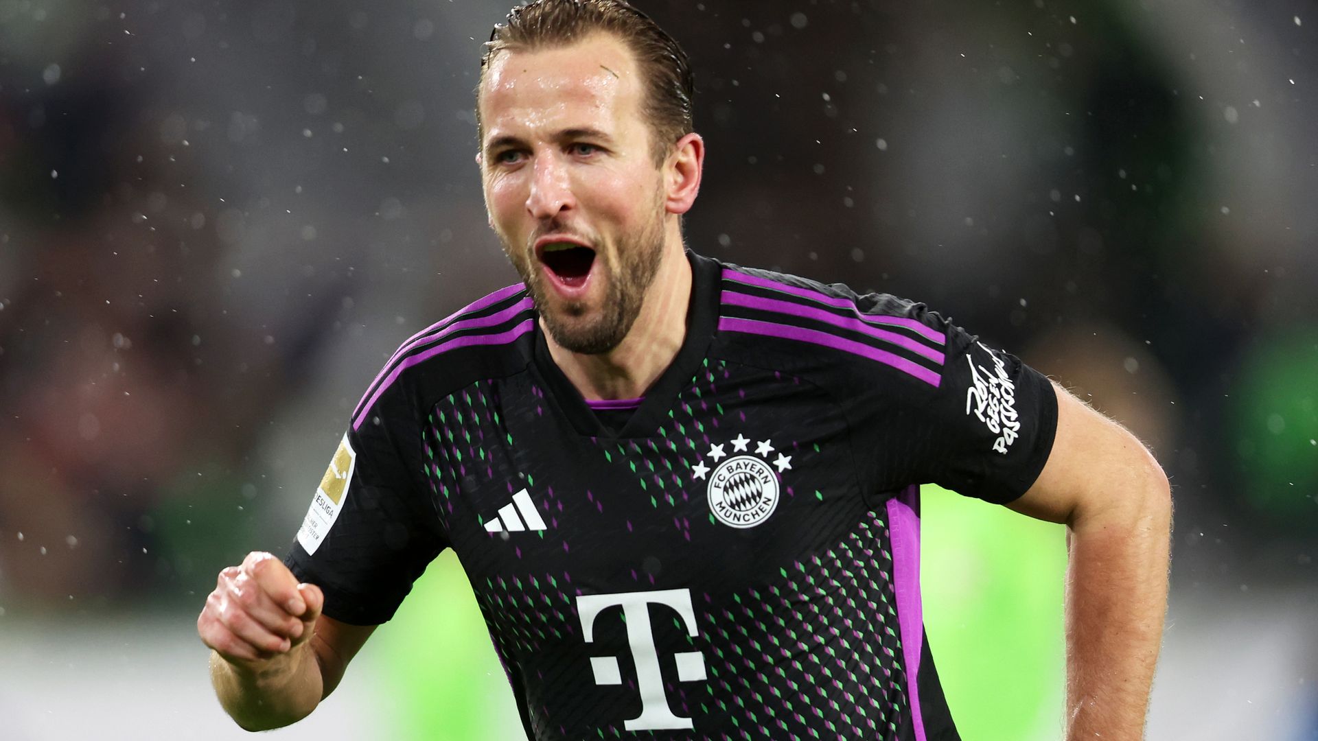 Kane scores stunner as Bayern hold on to win at Wolfsburg