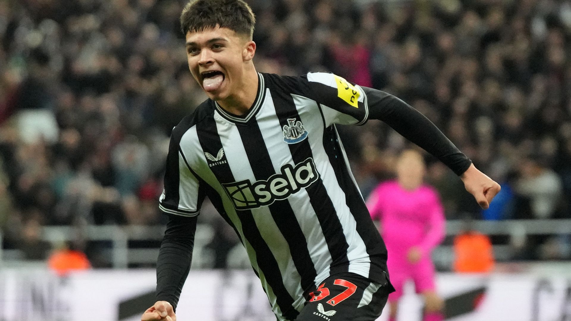 Miley, 17, scores in Newcastle victory over 10-player Fulham