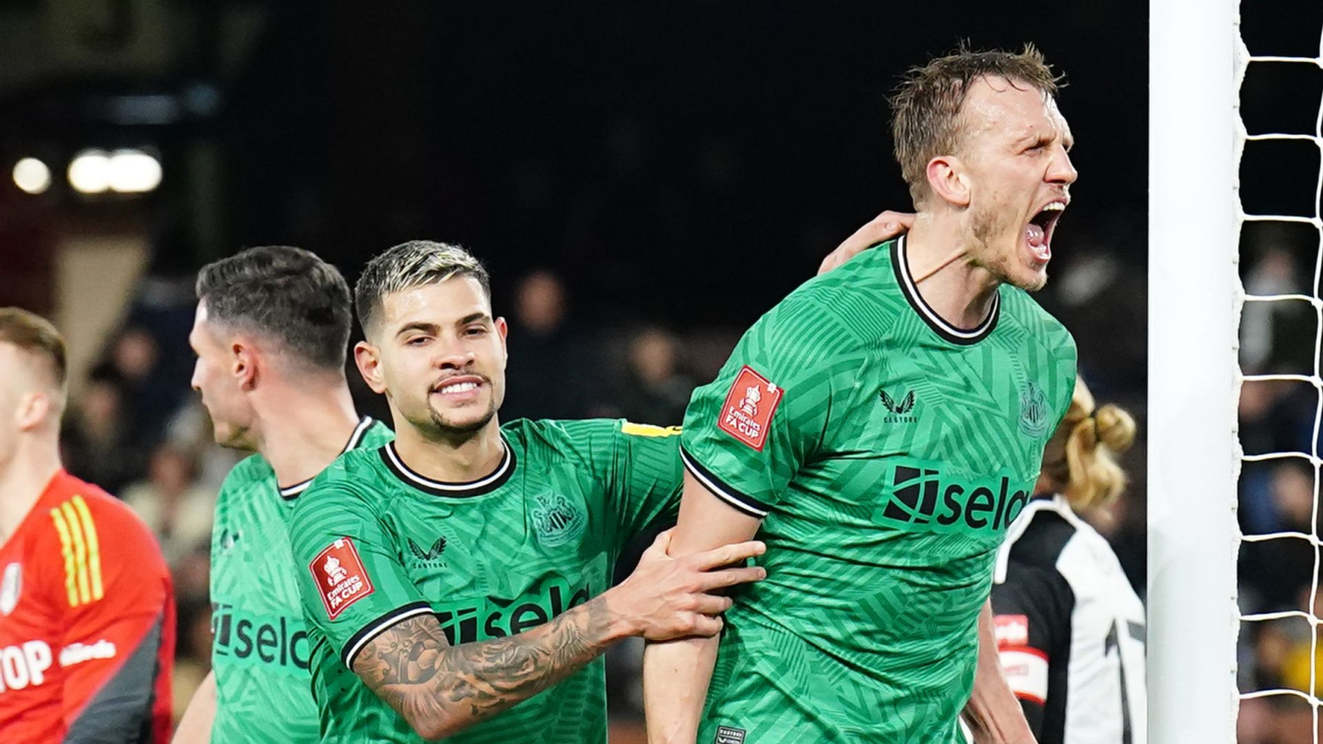 Newcastle stroll into FA Cup last 16 by beating Fulham
