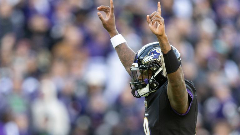 Lamar Jackson celebra cuando los Baltimore Ravens vencieron a los Miami Dolphins en la Semana 17