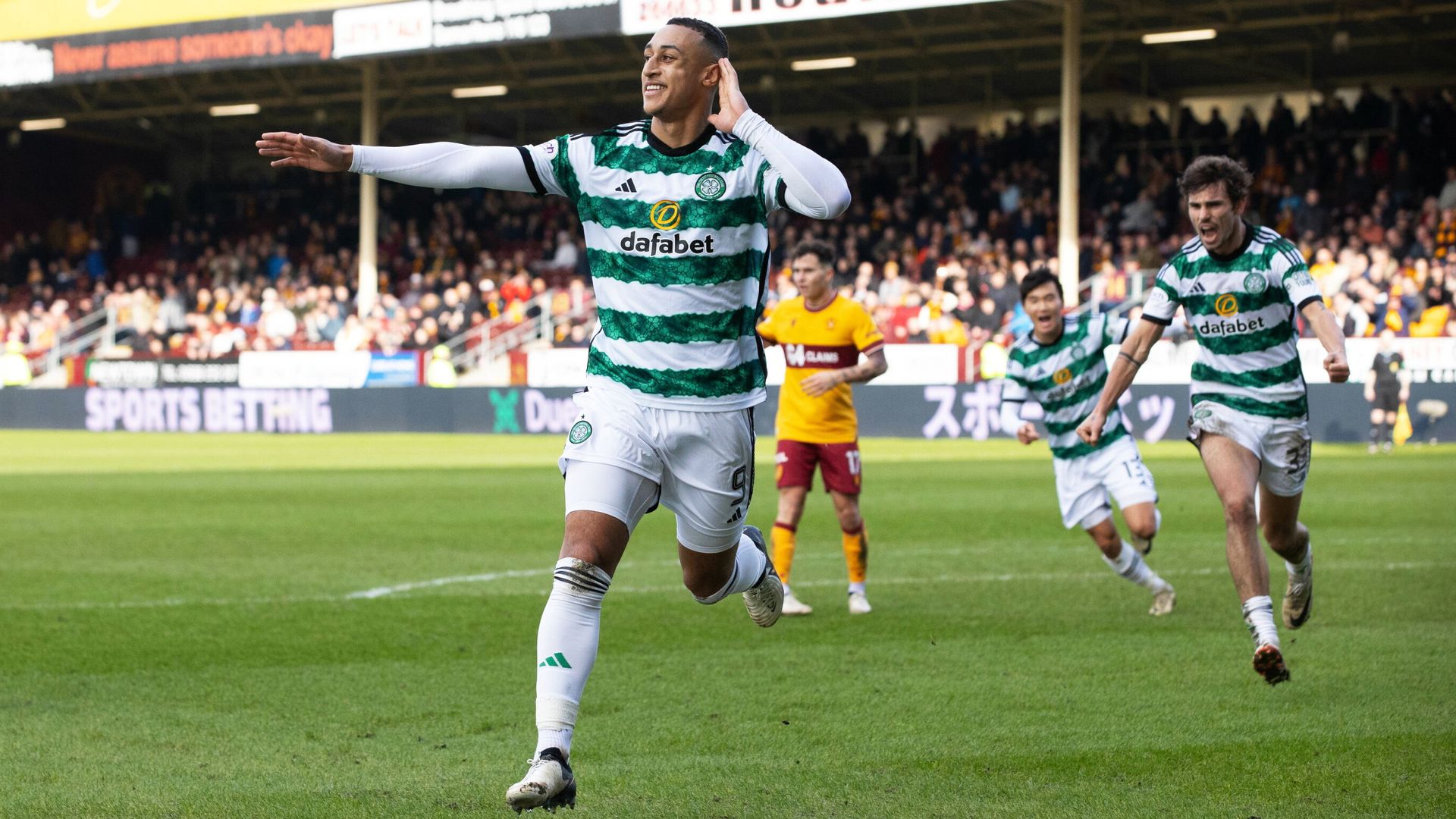 Celtic 'do it the hard way' to beat Motherwell and keep title hopes alive