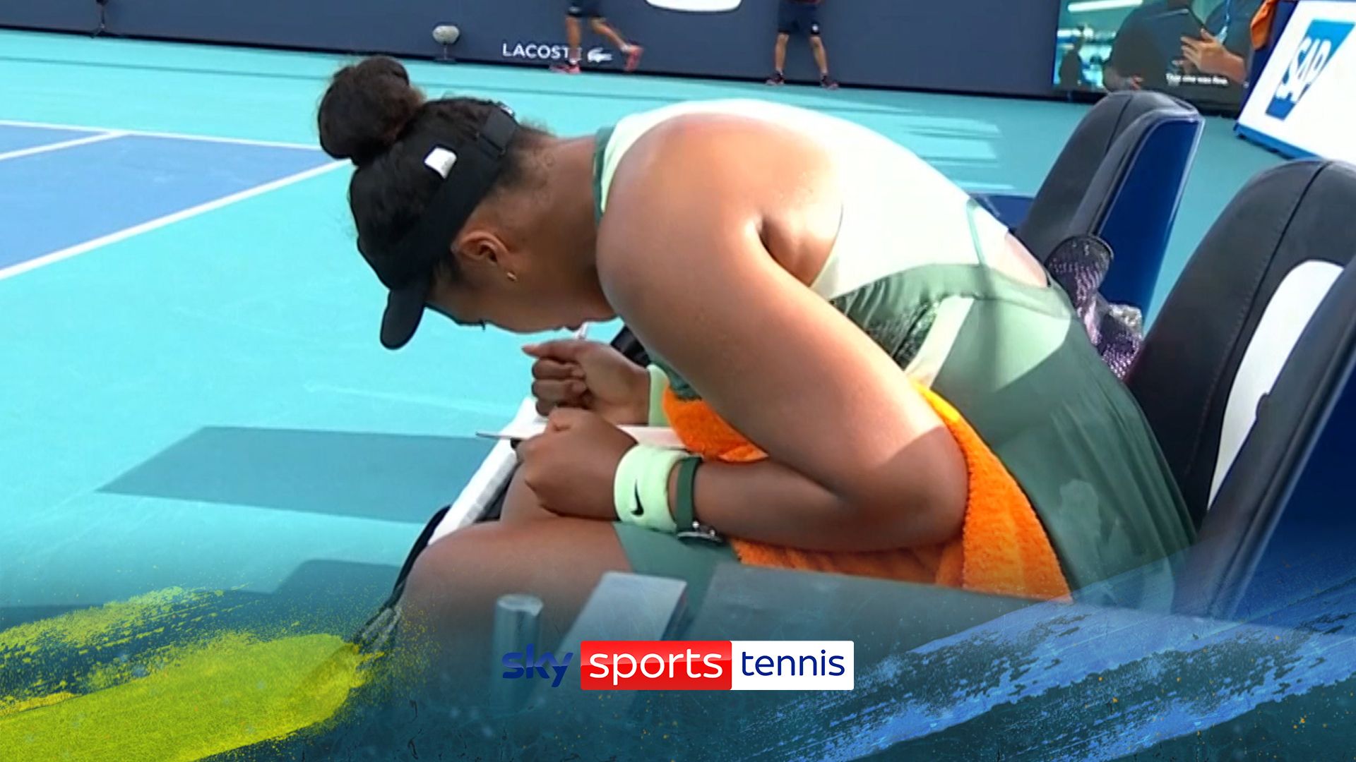 What is she writing? | Osaka spotted taking notes during game