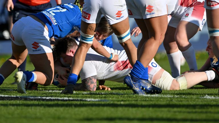 It took until the 31st minute for England to score, as prop Hannah Botterman forced her way over 