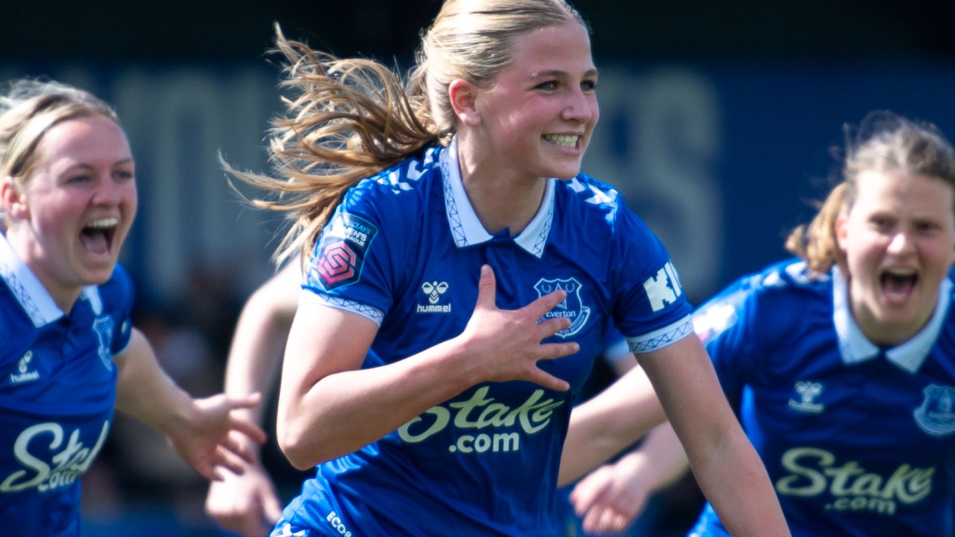 WSL round-up: Hobson nets as Everton hold Arsenal, Man Utd leave it late