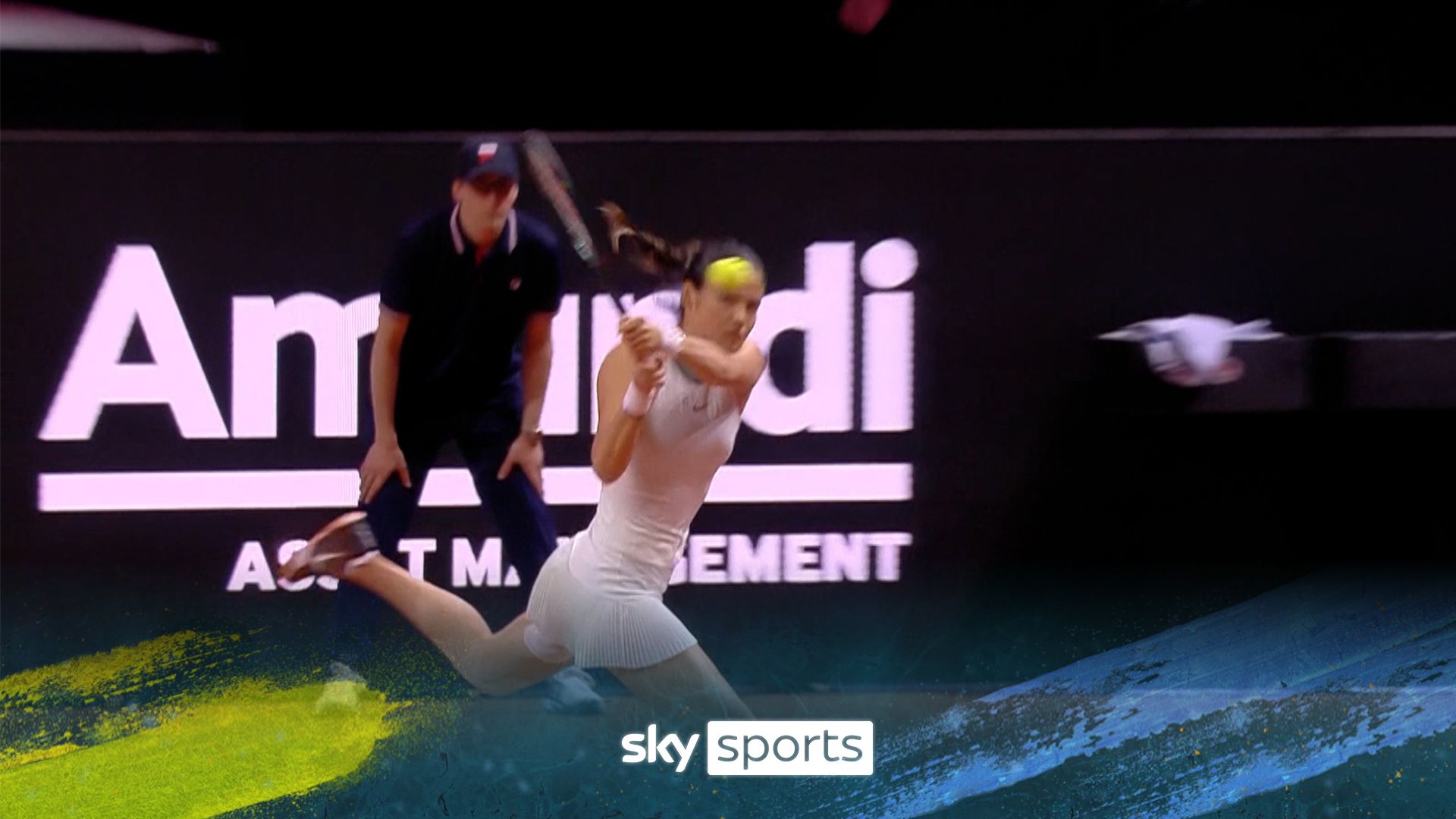 Raducanu sends early warning to Swiatek with an incredible backhand