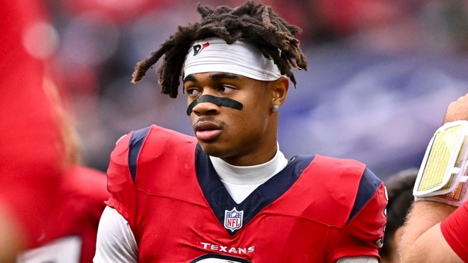 Texans wide receiver Dell wounded in shooting