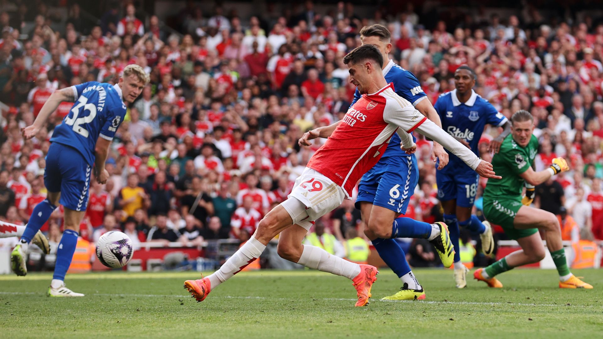 Arsenal fall short of title despite late win over Everton