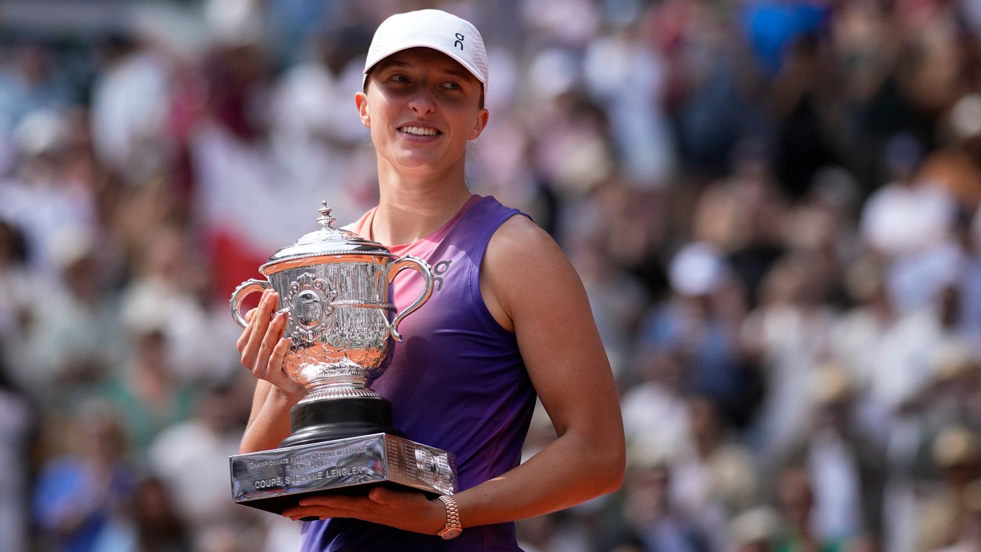 Swiatek races to third straight French Open title