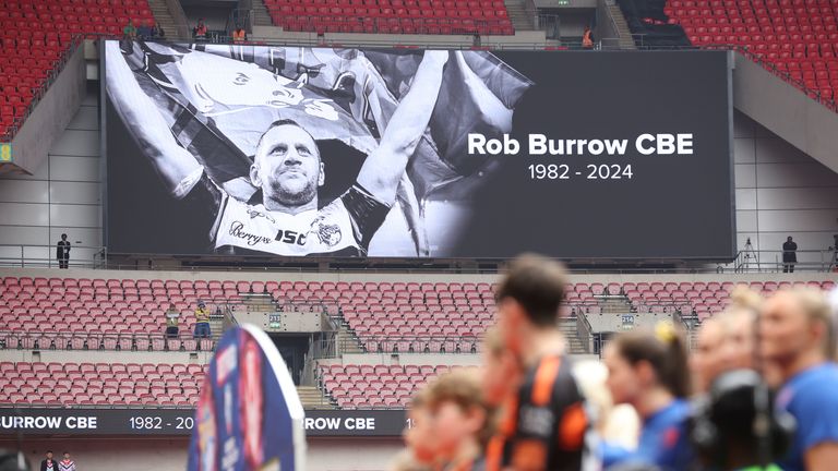 Both teams paid tribute to Rob Burrow CBE ahead of the final