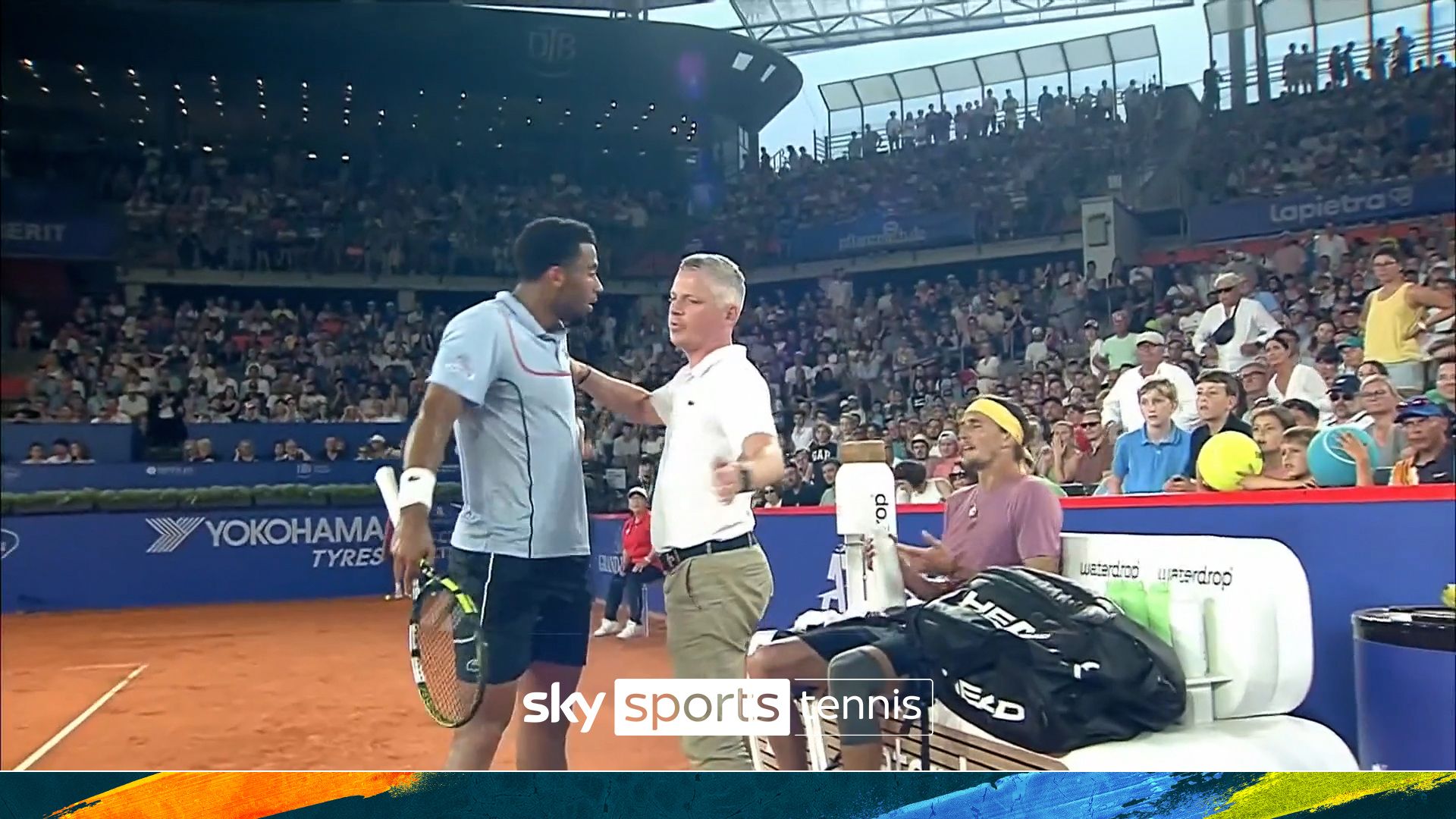 'What is going on here?!!' Umpire forced to separate Zverev and Fils!