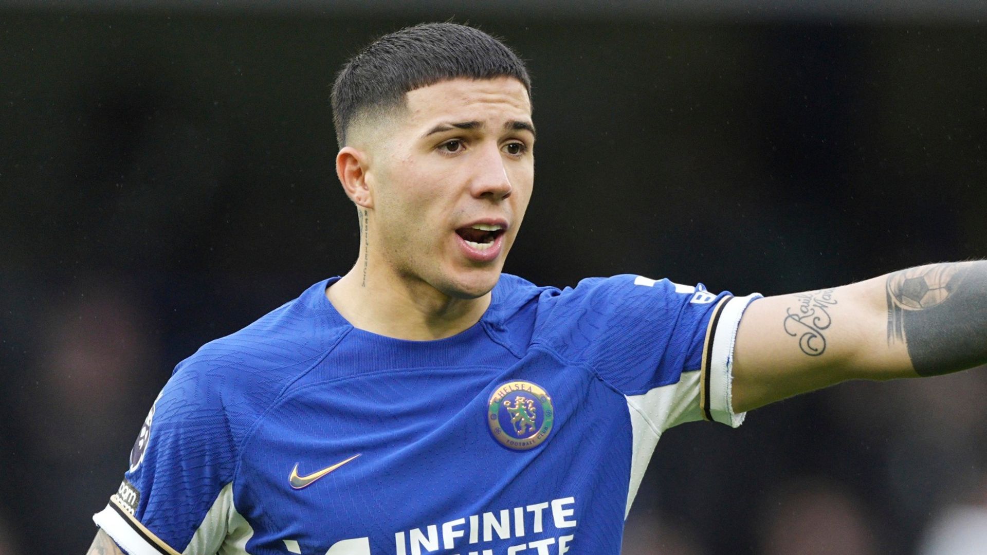 Fernandez apologises to Chelsea team-mates on return