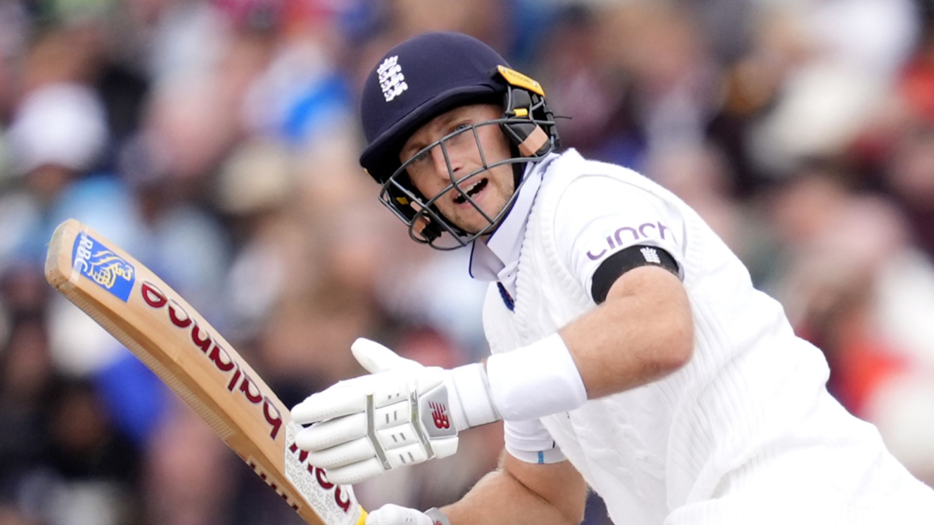 Root channels 'my inner Hussain' in England run-chase