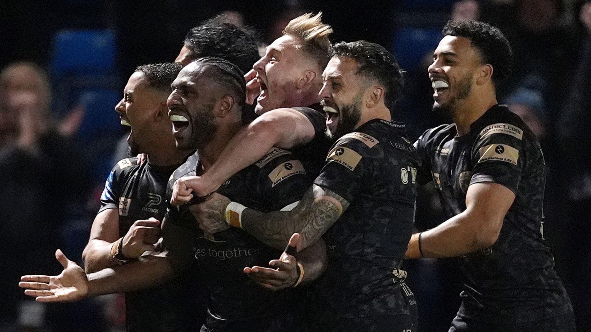 Leigh hold off Salford to book Super League semi-final place