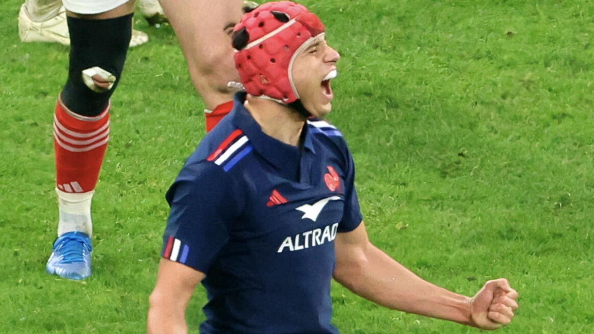 France beat New Zealand in thriller to end All Blacks winning streak