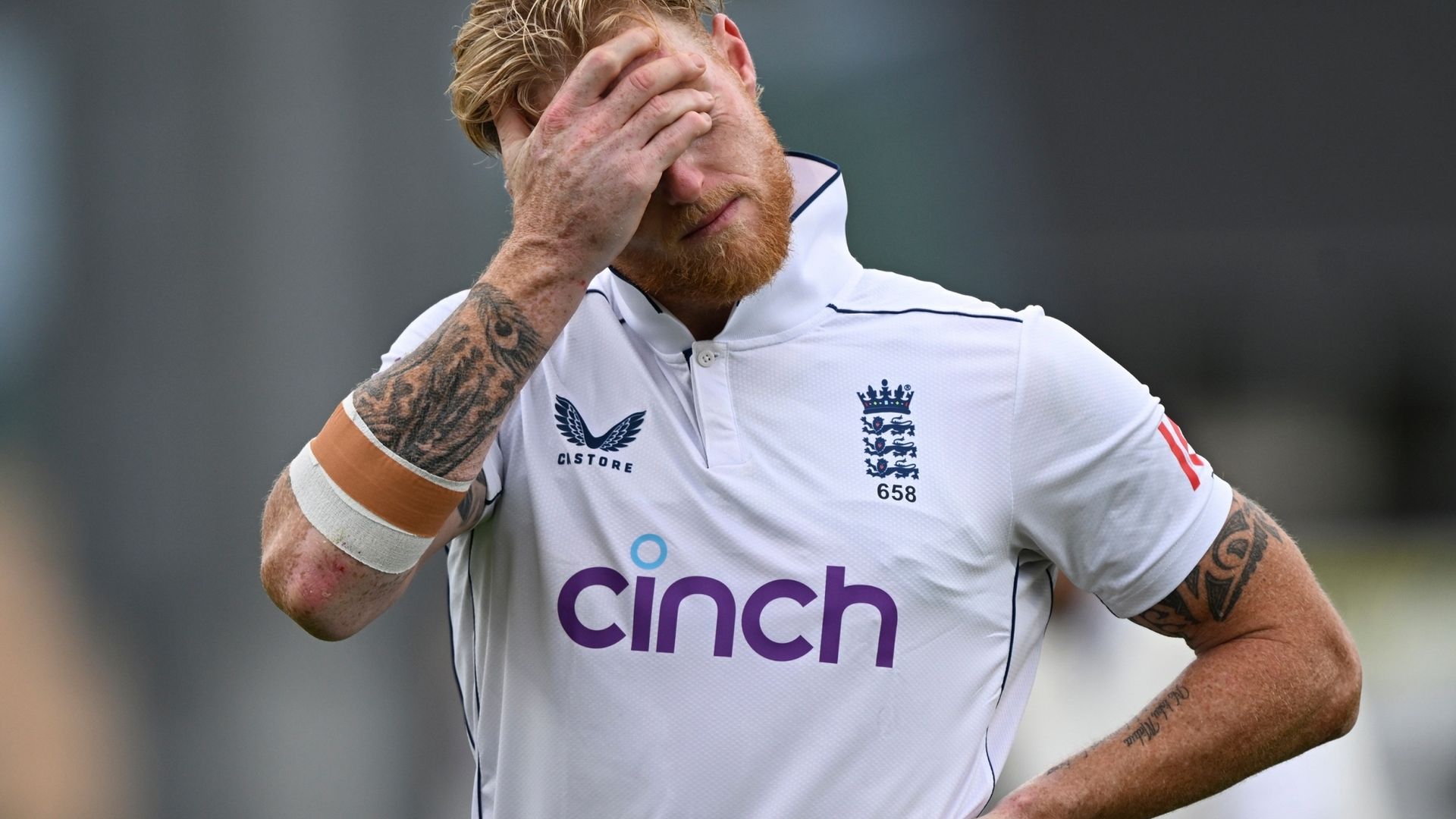 Stokes limps off injured in final New Zealand Test