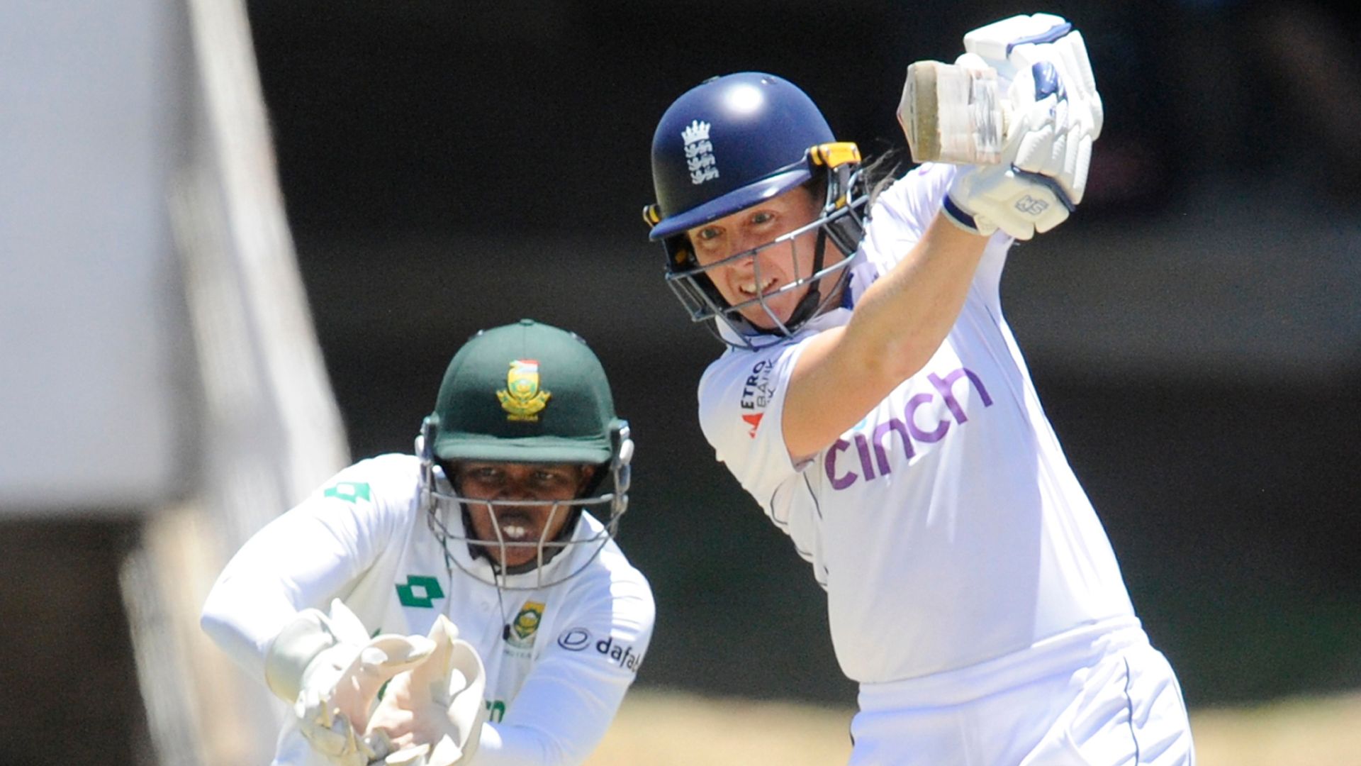 Knight out on 90 as England lead over South Africa nears 350 LIVE!