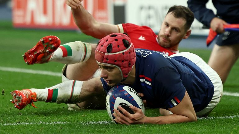  Louis Bielle-Biarrey dives over the line to score France's fourth try