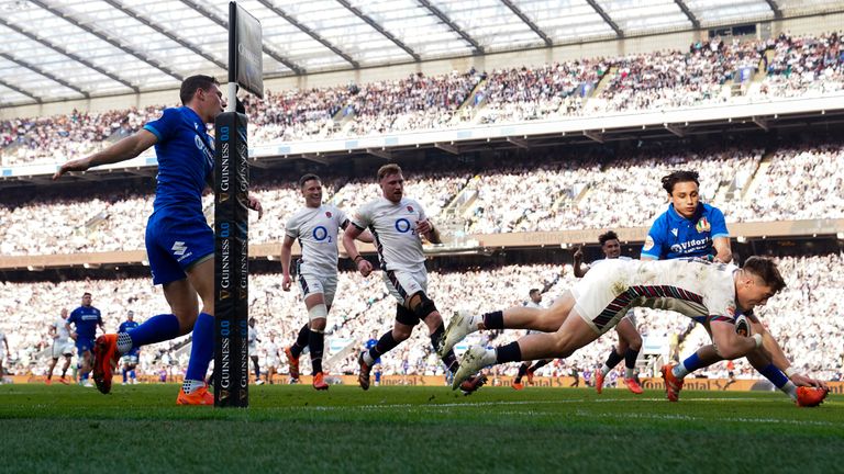 Tommy Freeman mencetak gol kedua Inggris di sudut dari engsis yang luar biasa dari Elliot Daly 