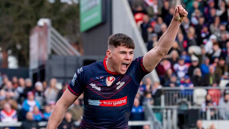 Jack Welsby de St Helens celebra su polémico intento de apertura contra Wakefield