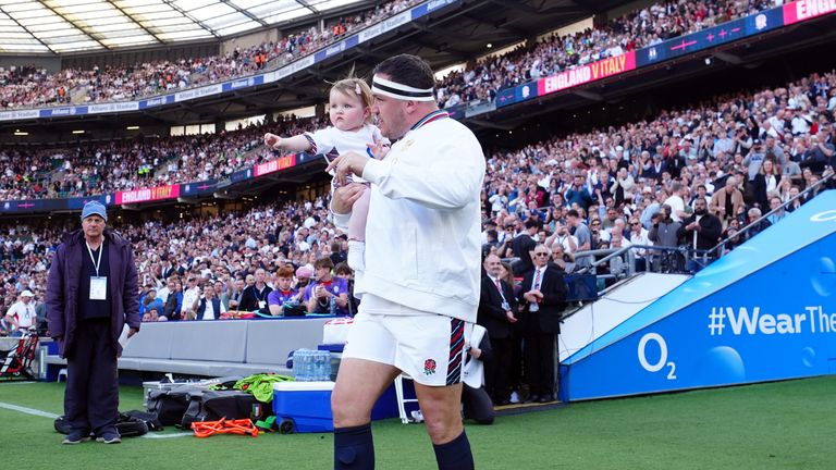 Jimmy George led in England the team with his daughter on the occasion of 100 hat