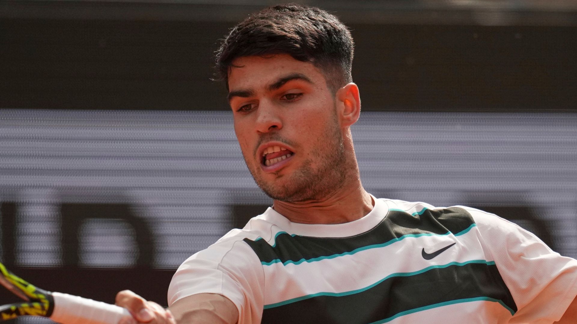 Alcaraz defuses Shelton to progress at Roland-Garros