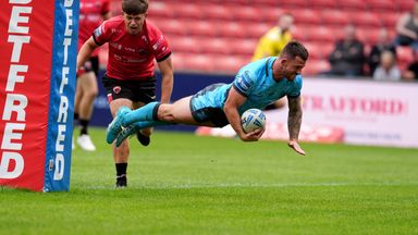 Cade Cust scores Hull FC's first try