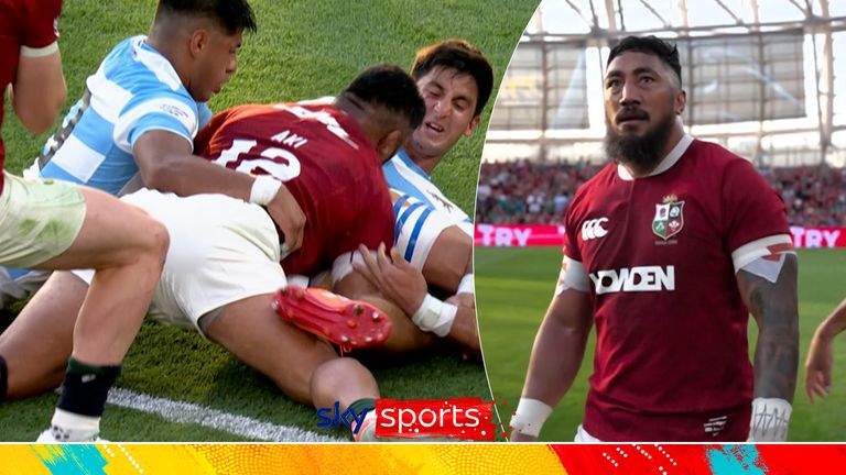Bundee Aki parādīja savu varu pret trim Argentīnas aizstāvjiem, lai gūtu vārtus pirmajā Lielbritānijas un Īrijas lauvu mēģinājumā no 2025. gada tūres