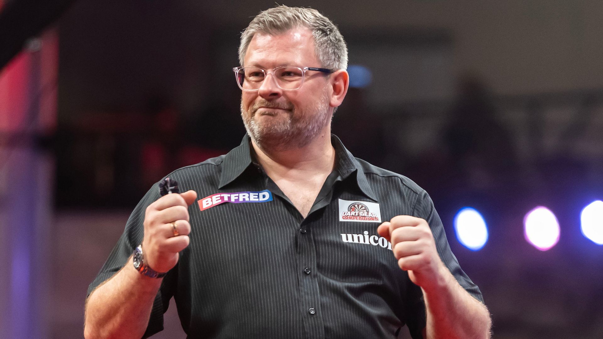 World Matchplay Darts LIVE! Wade battles back to lead QF with Van Veen