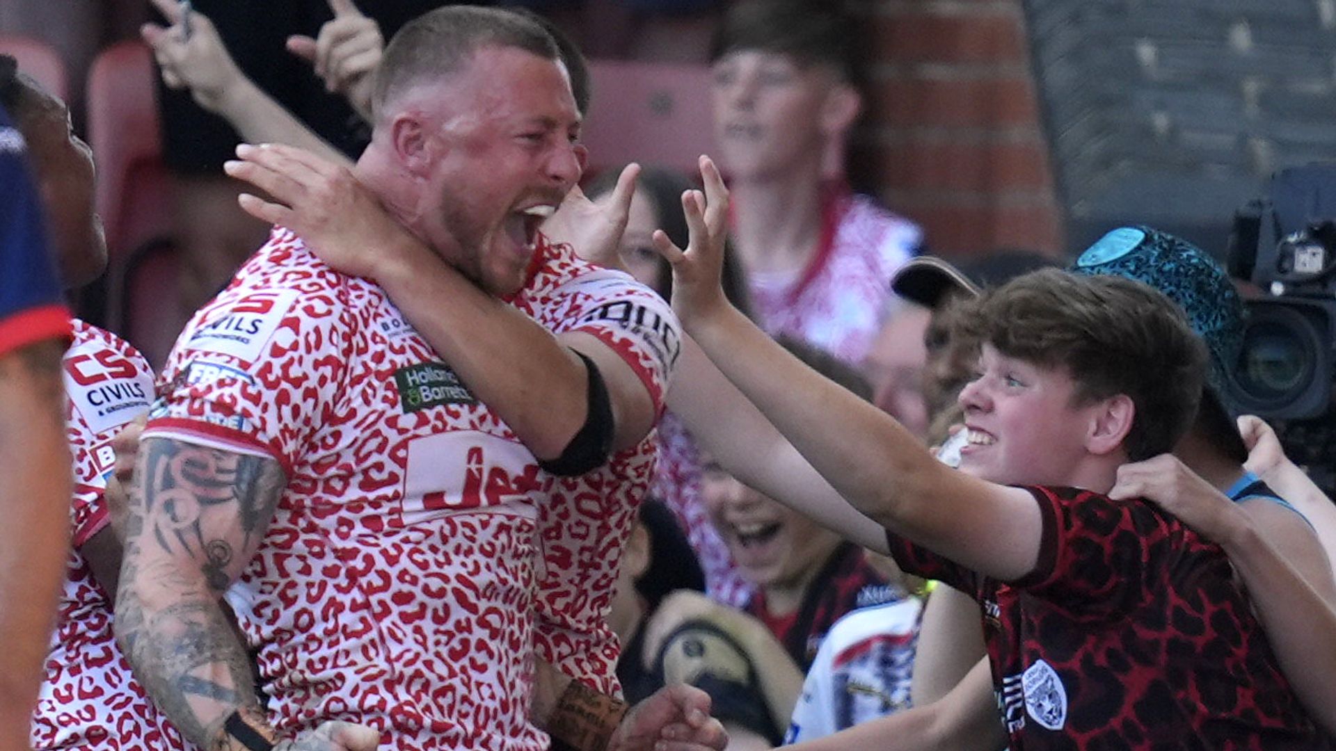 Leaders Hull KR beaten at Leigh as Charnley steals show