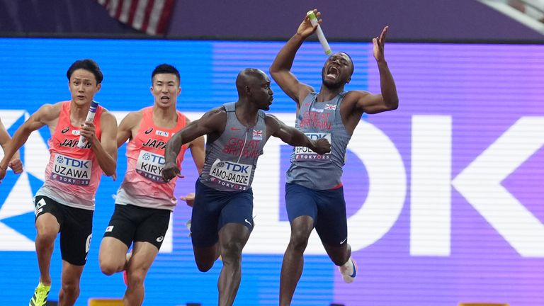 Jona Efoloko, erkeklerin 4x100m rölesi sırasında Baton'u Eugene Amo-Dadzie'ye teslim edemedi