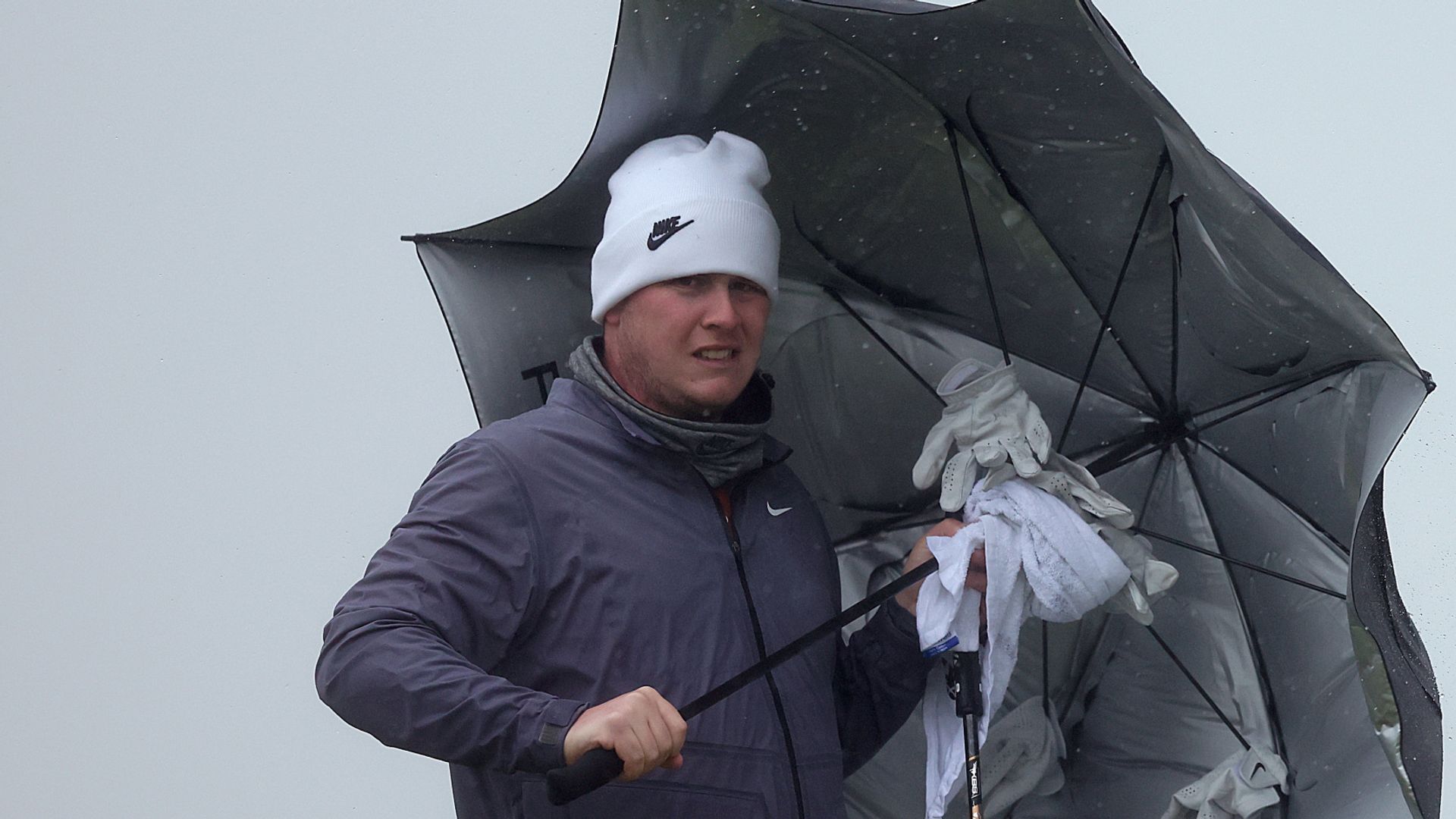 MacIntyre in share of lead at Alfred Dunhill Links as play suspended
