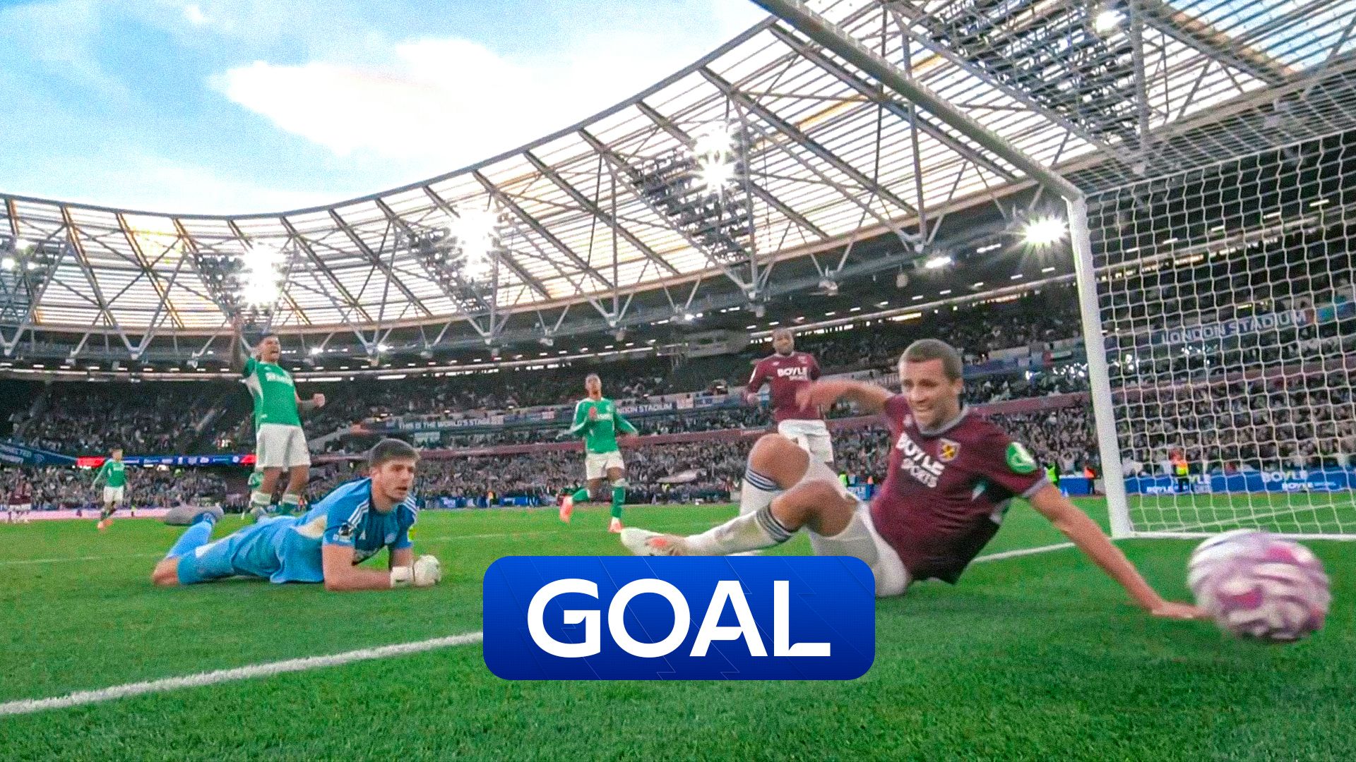 Soucek secures West Ham's first PL home win of the season!