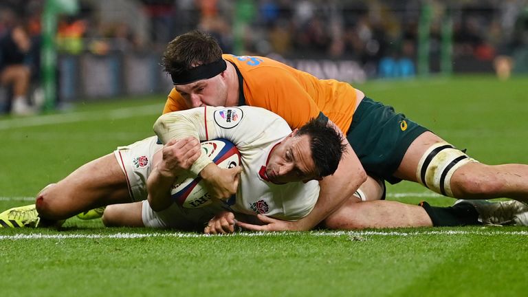 ॲलेक्स मिशेलने उशिराने केलेल्या दोनपैकी एक गोल करून इंग्लंडचा धावफलक वाढवला