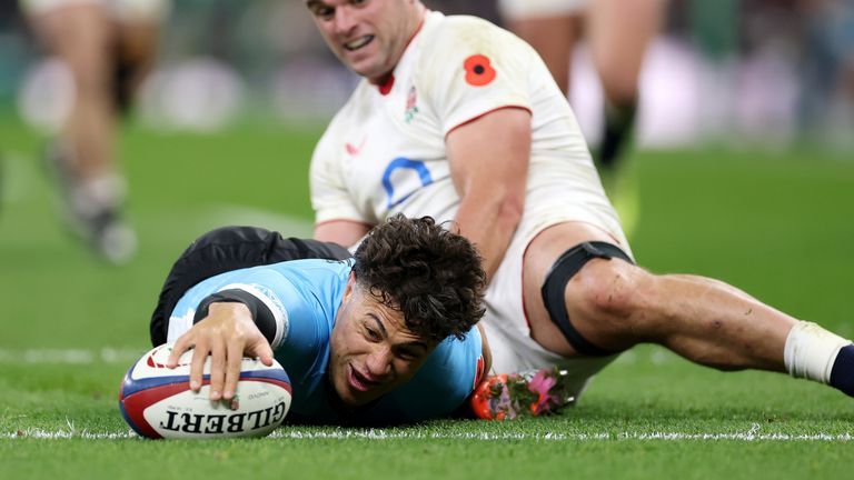 Caleb Muntz finished a wonderful team move for Fiji's second try to lead