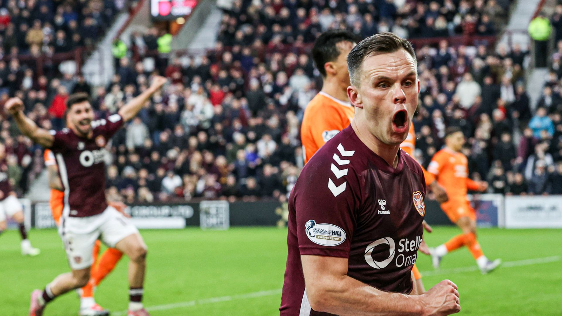 Hearts end Röhl's unbeaten league run at Rangers and strengthen title hopes