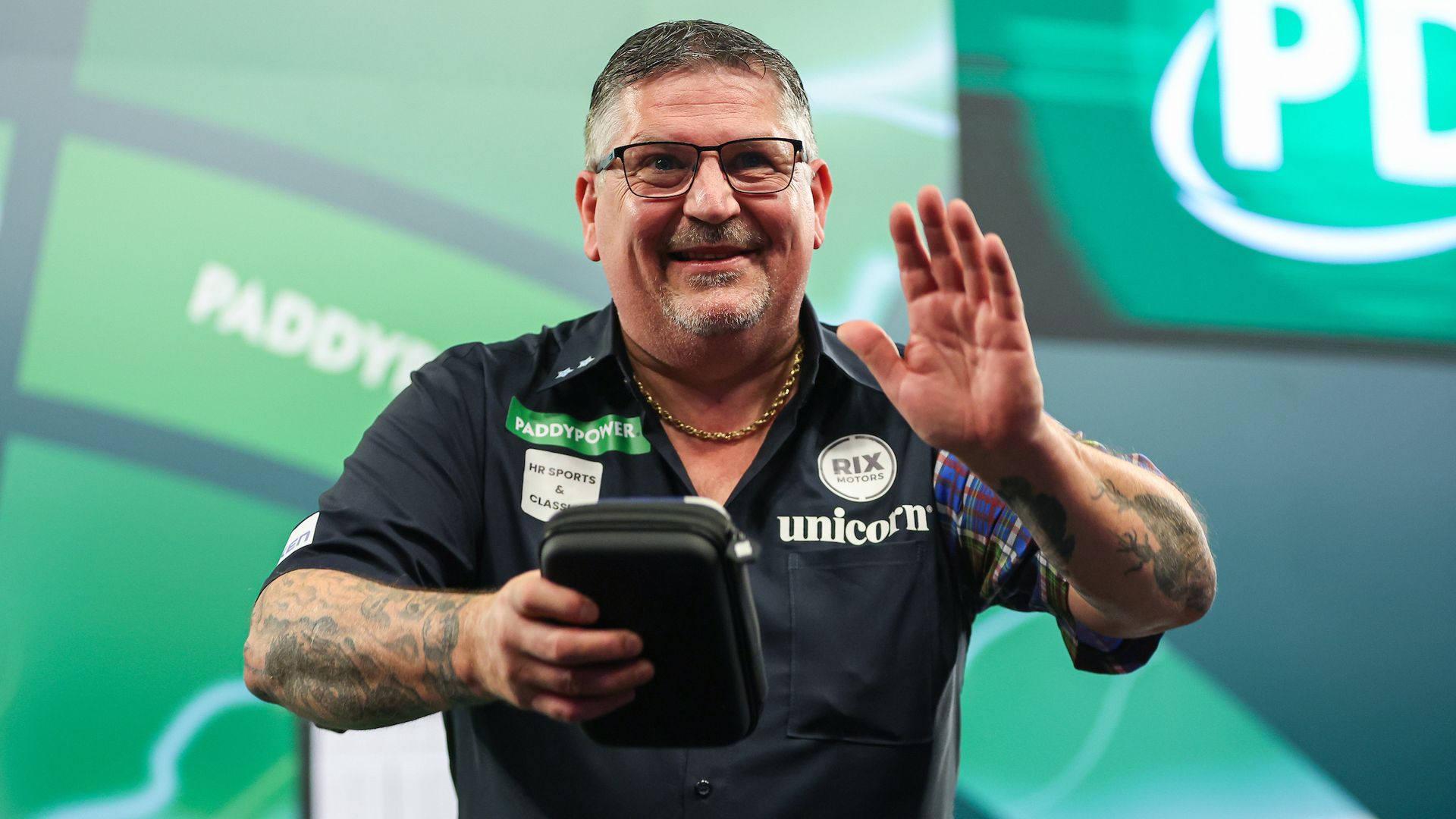 Anderson ends run of cult hero Hood to reach Worlds semi-finals