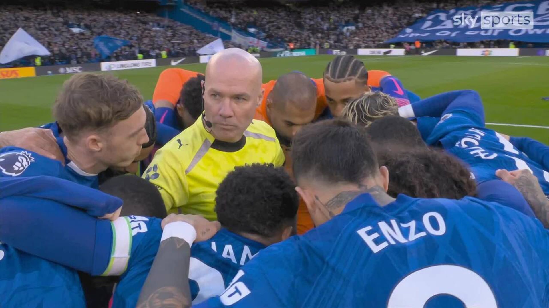 'What is going on?!' | Bizarre scenes as Chelsea huddle around ref before kick-off!
