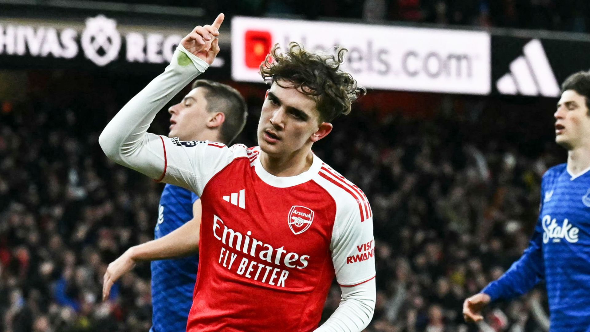 Record-breaker Dowman sends Arsenal 10 points clear at top