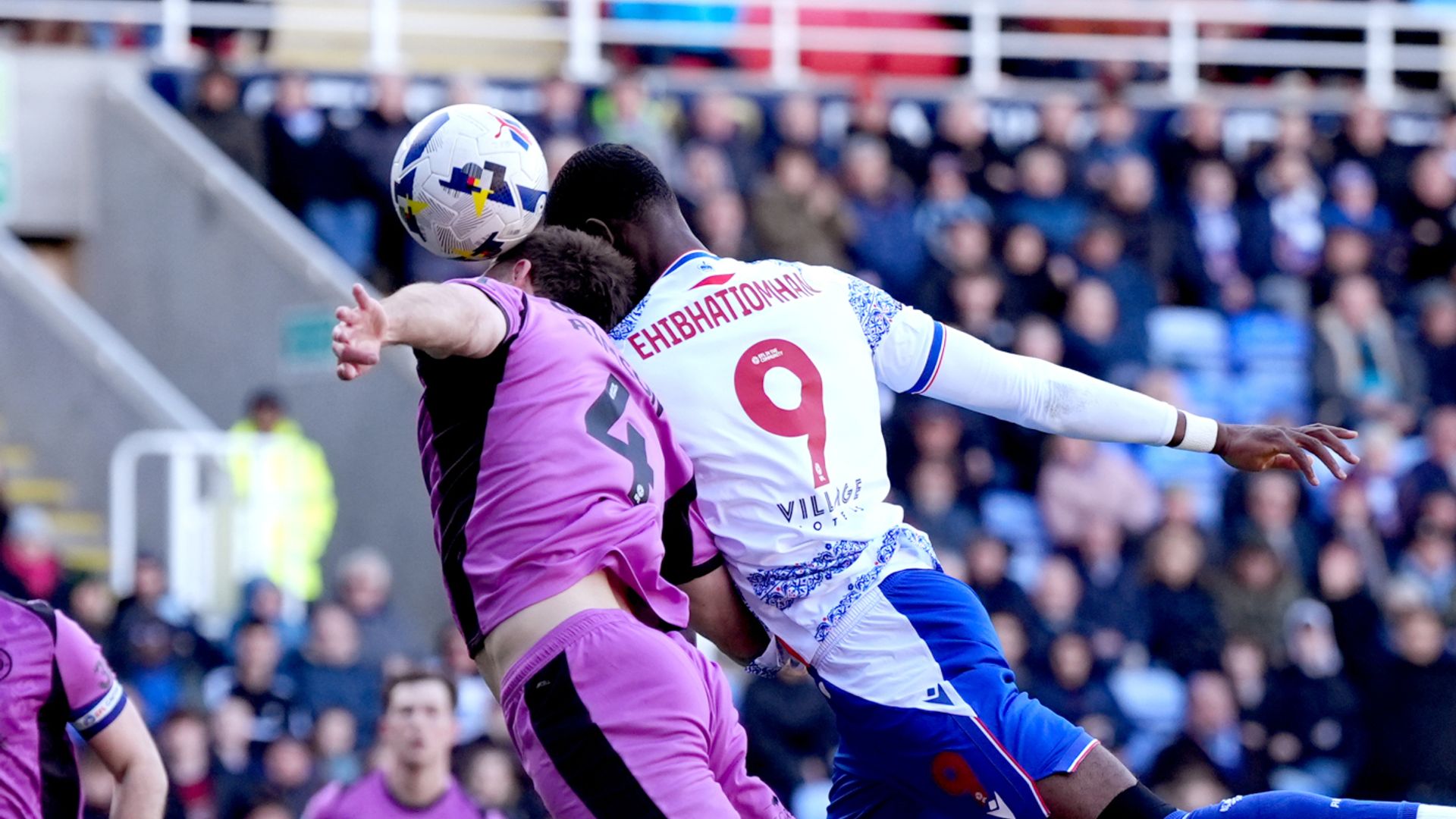 Reading coasting as Stockport, Wycombe lead; EFL on Sky LIVE!