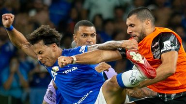 Tumult between Cruzeiro and Atletico players during a match at Mineirao stadium for the 2026 Mineiro championshi
