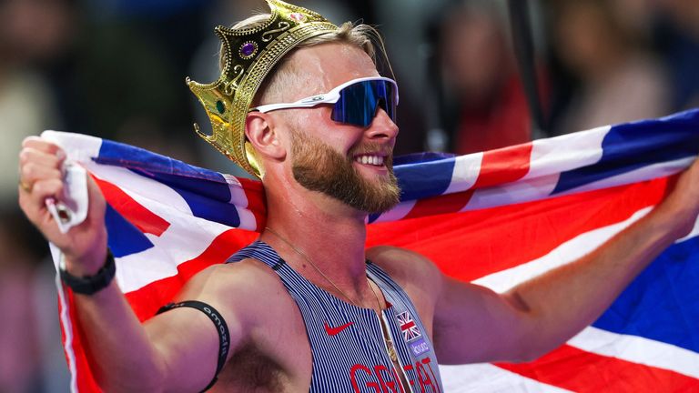 Josh Kerr juhlii Iso-Britannian kultaa miesten 3000 metrin juoksussa yleisurheilun sisämaailmanmestaruuskilpailuissa